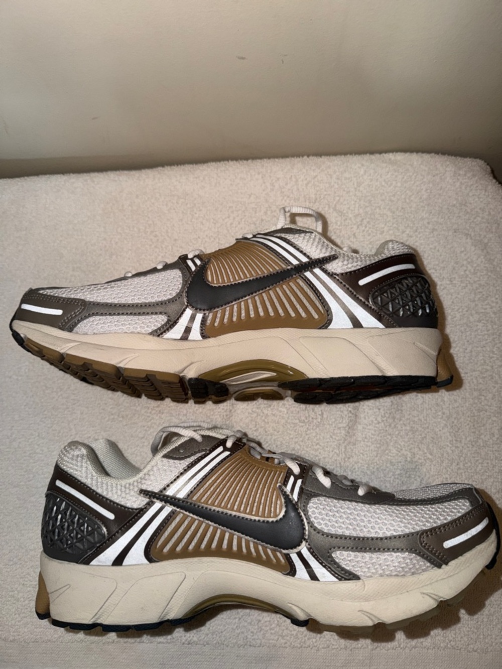 Nike ZOOM VOMERO 5
"METALLIC PEWTER” Gray, Brown and White - Picture 3 of 7